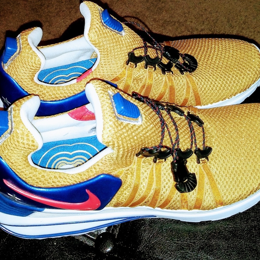 NIKE SHOX GRAVITY METALLIC GOLD WORLD CUP